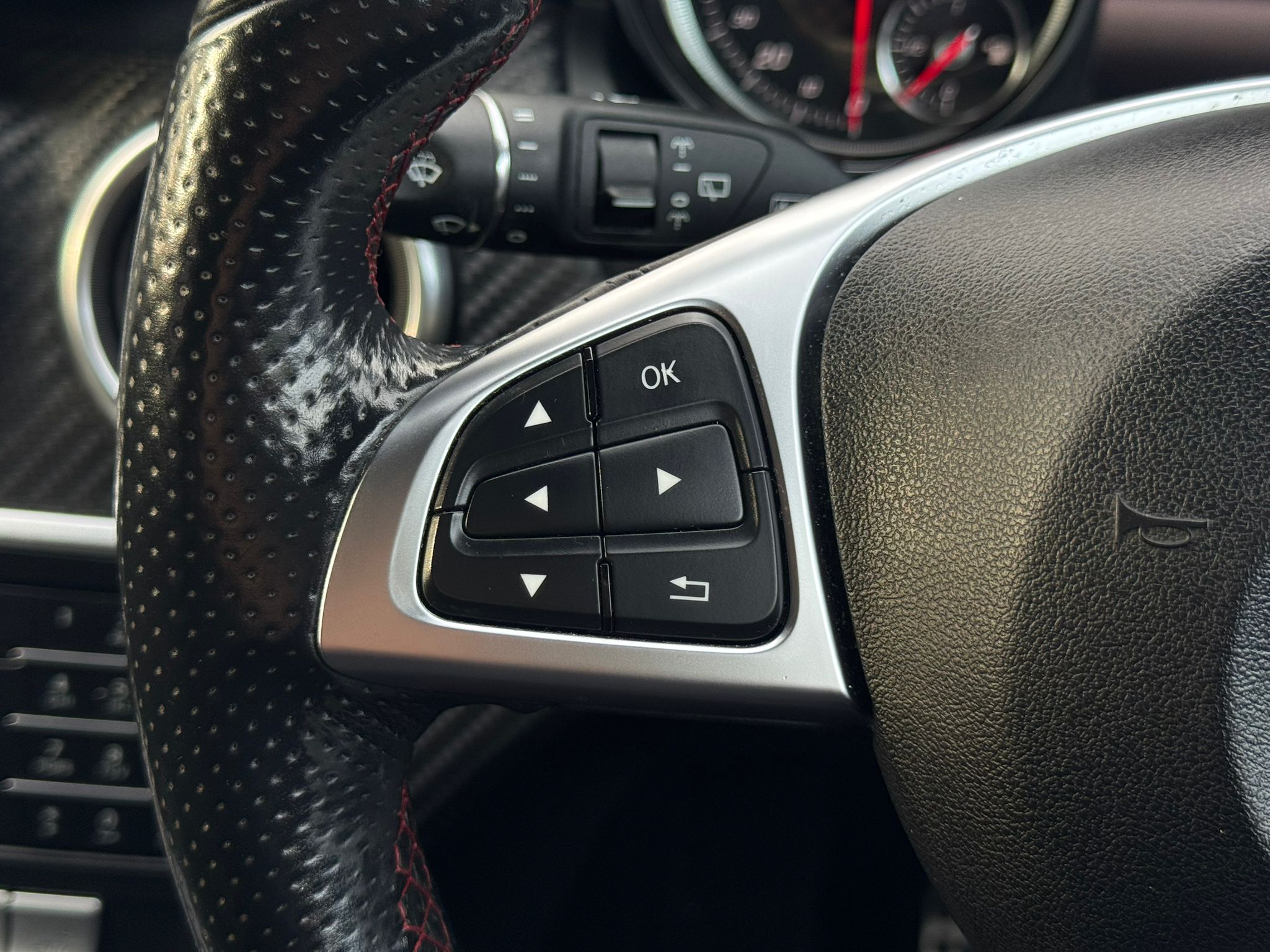 MERCEDES-BENZ A 200 AMG LINE PREMIUM +