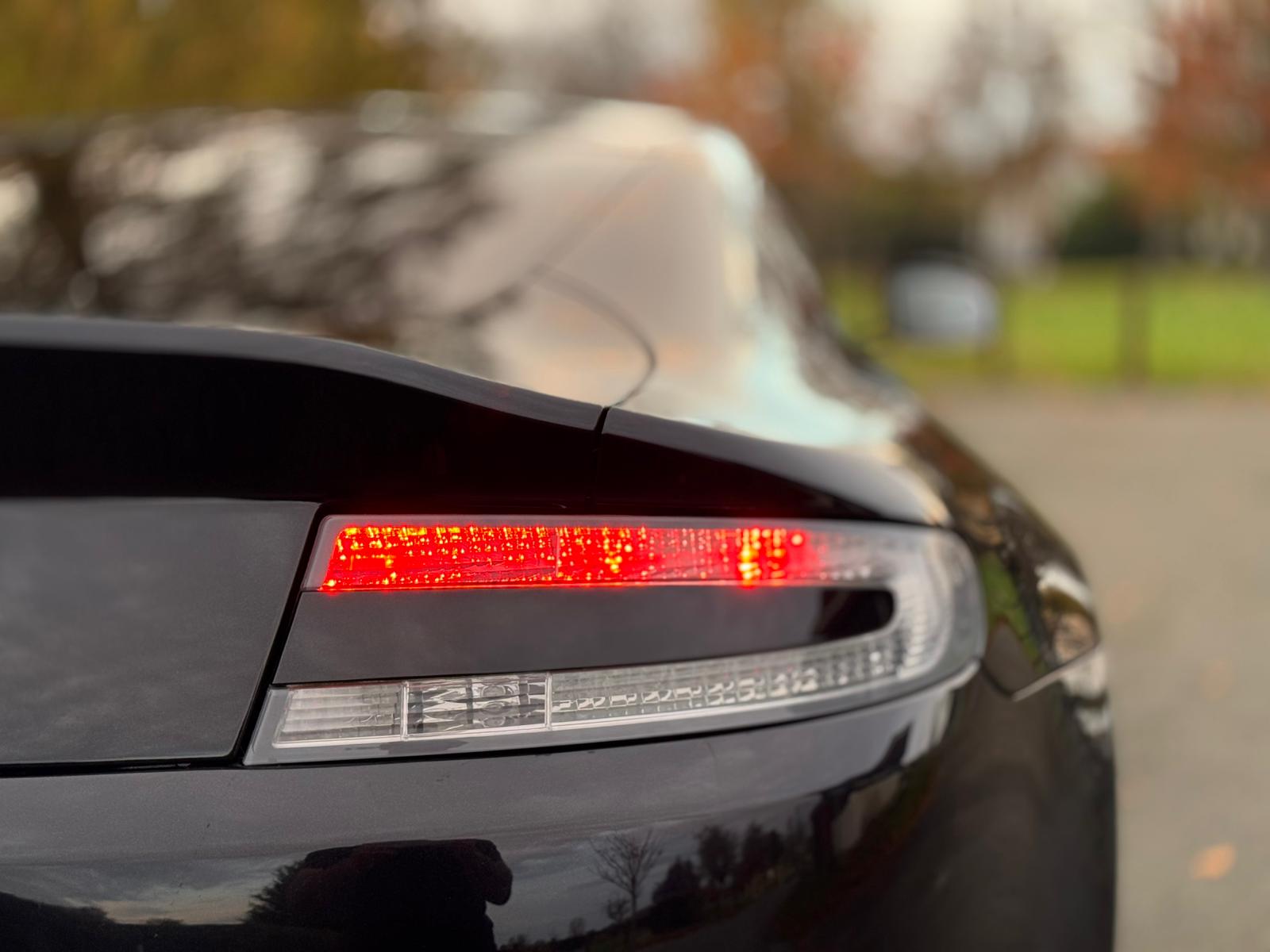 ASTON MARTIN VANTAGE V8 AUTO
