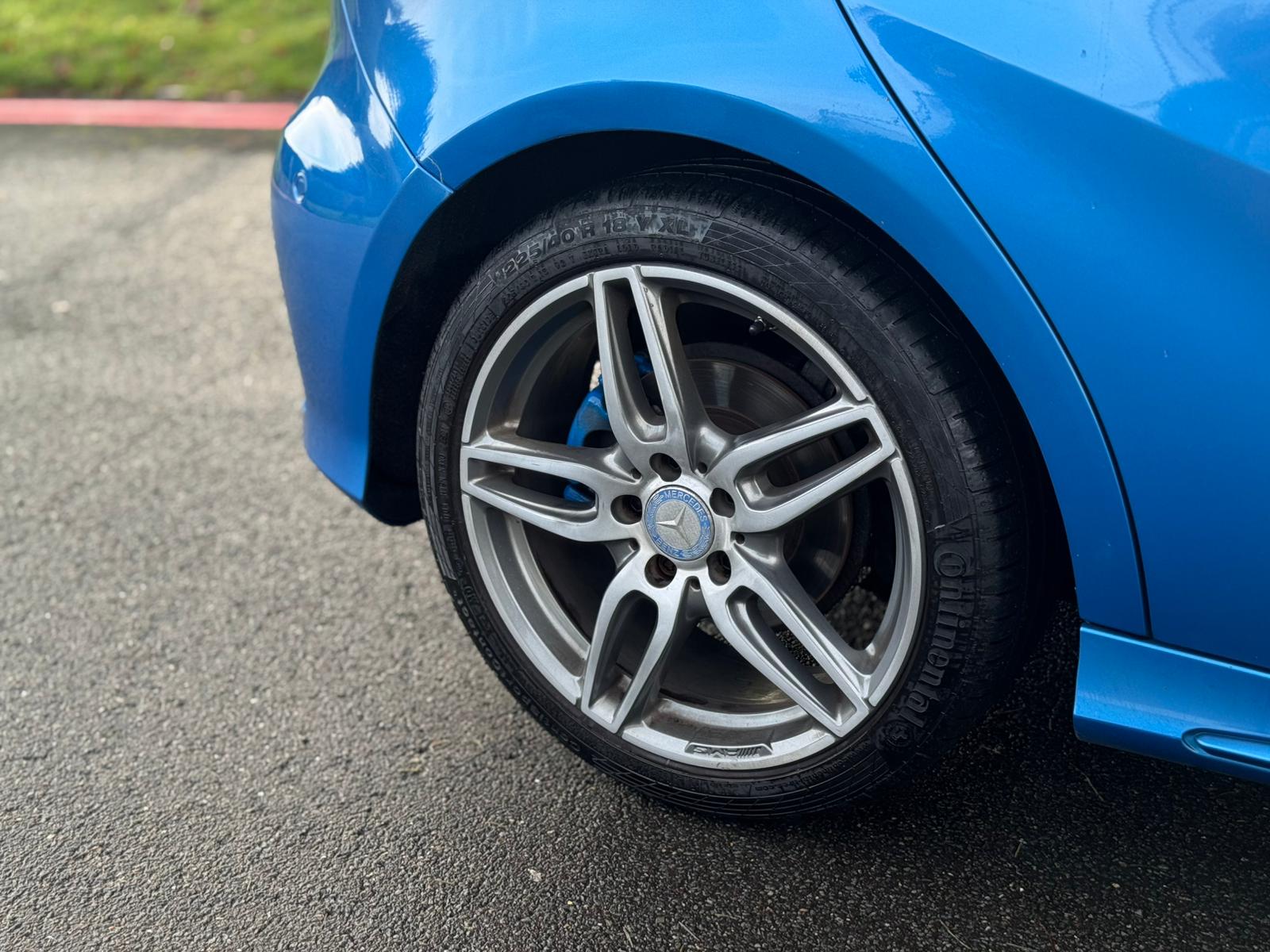 MERCEDES-BENZ A 200 AMG LINE PREMIUM +